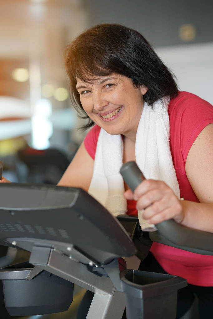 Žena, která dělá kardio cvičení - Fotografie, Obrázek