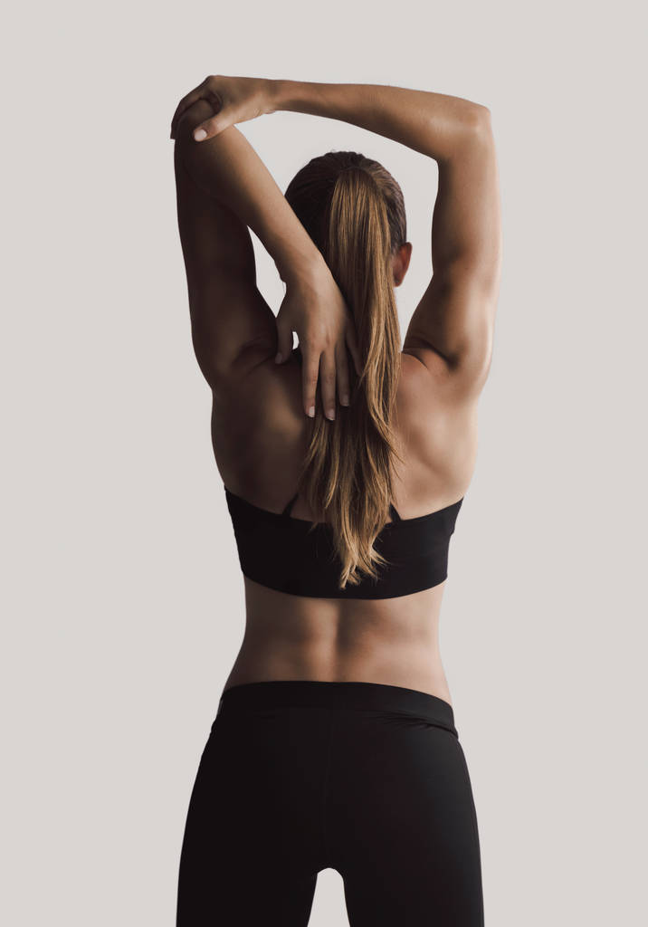  Женщина делает упражнения на растяжку  - Фото, изображение