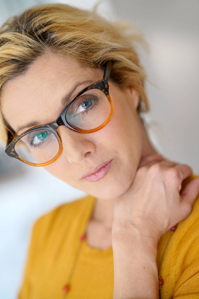 donna di mezza età che indossa occhiali da vista
 - Foto, immagini