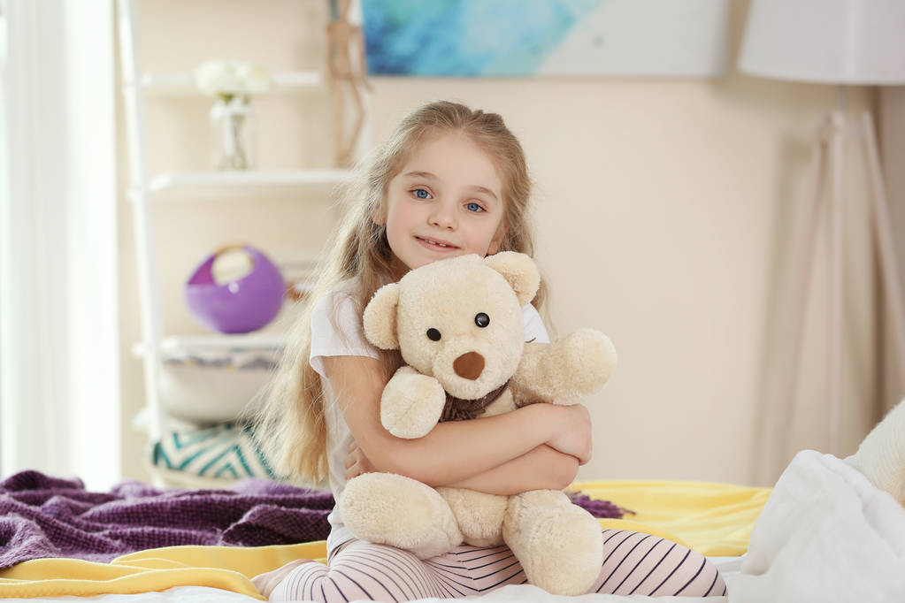 Petite fille jouant avec l'ours en peluche
  - Photo, image