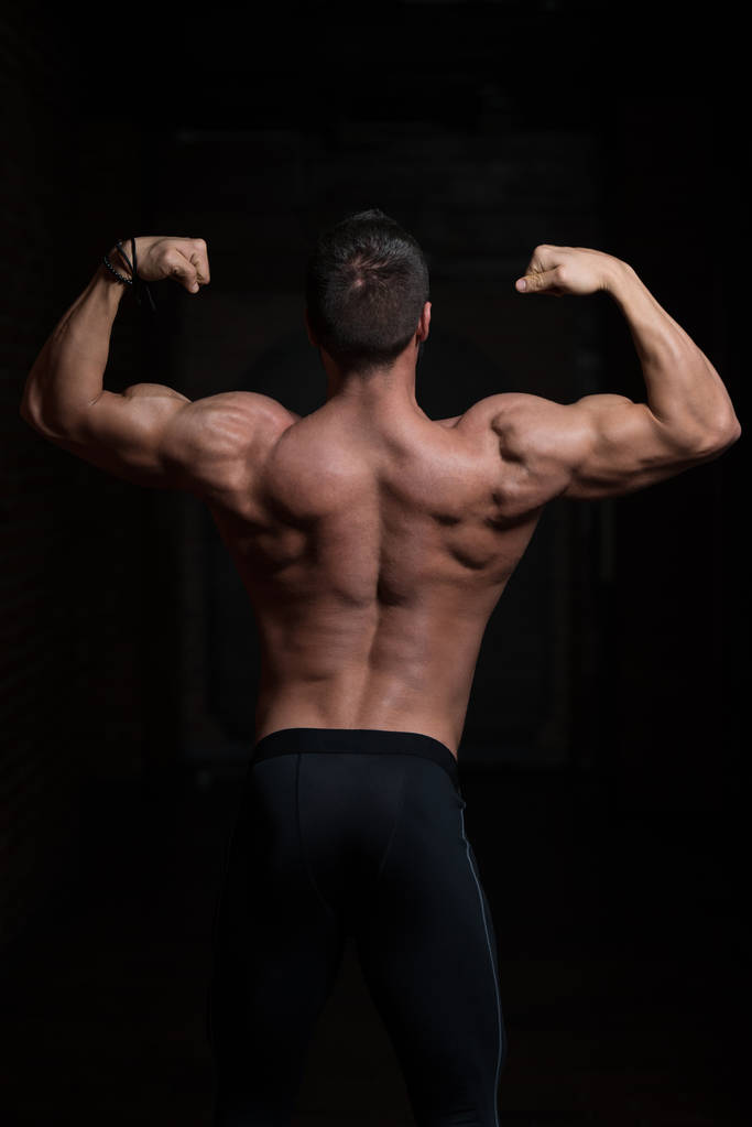 Modelo posando bíceps después de ejercicios
 - Foto, imagen