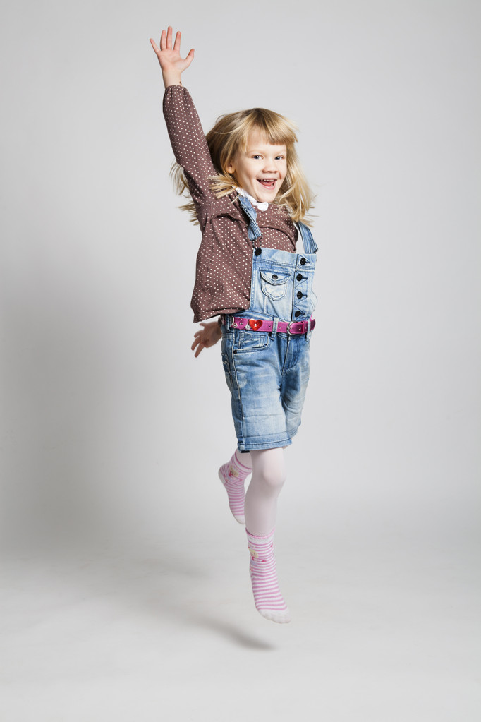 Feliz chica joven saltando
 - Foto, imagen