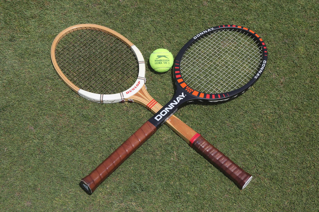 Винтажные теннисные ракетки и теннисный мяч Slazenger Wimbledon на травяном теннисном корте
 - Фото, изображение