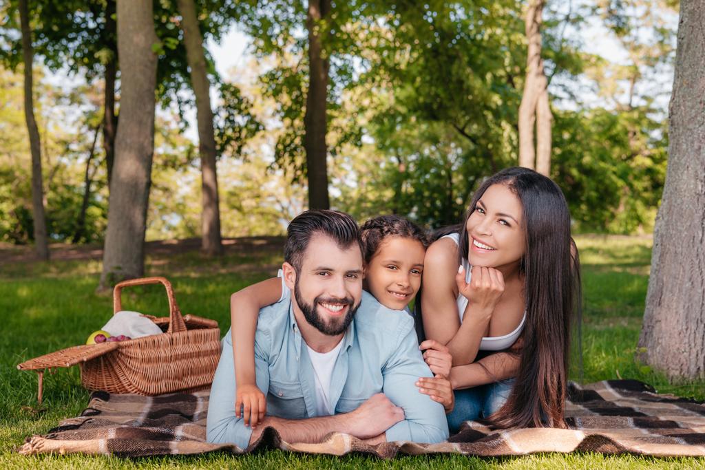 familie met picknick - Foto, afbeelding