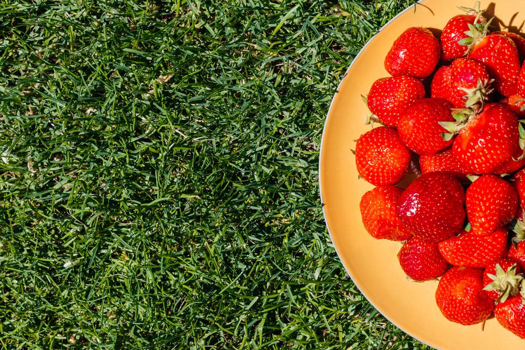 Fresas rojas maduras frescas
  - Foto, Imagen