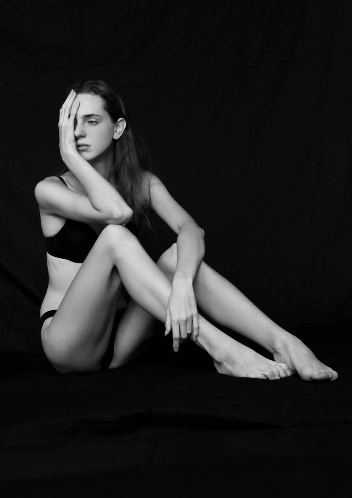 Menina de moda bonita vestindo lingerie fantasia preta
 - Foto, Imagem