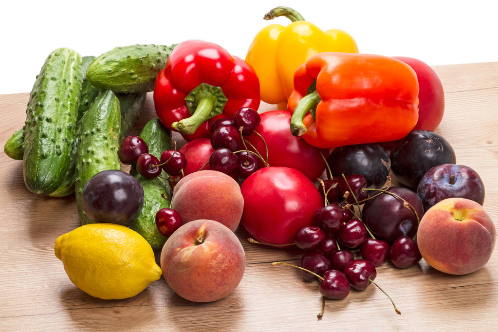 свіжі овочі та фрукти на столі
 - Фото, зображення