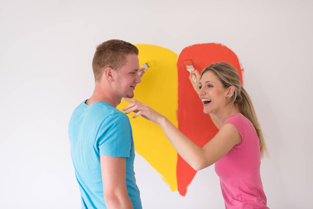 пара рисует сердце на стене
 - Фото, изображение