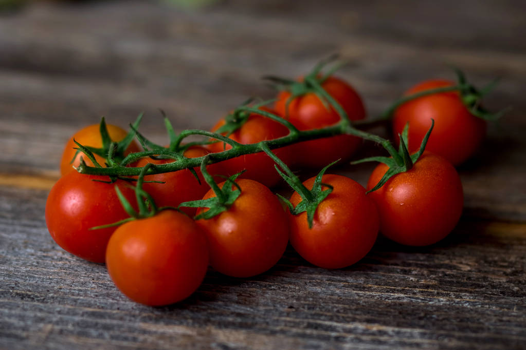 Cherry rajčata na dřevěný podklad - Fotografie, Obrázek