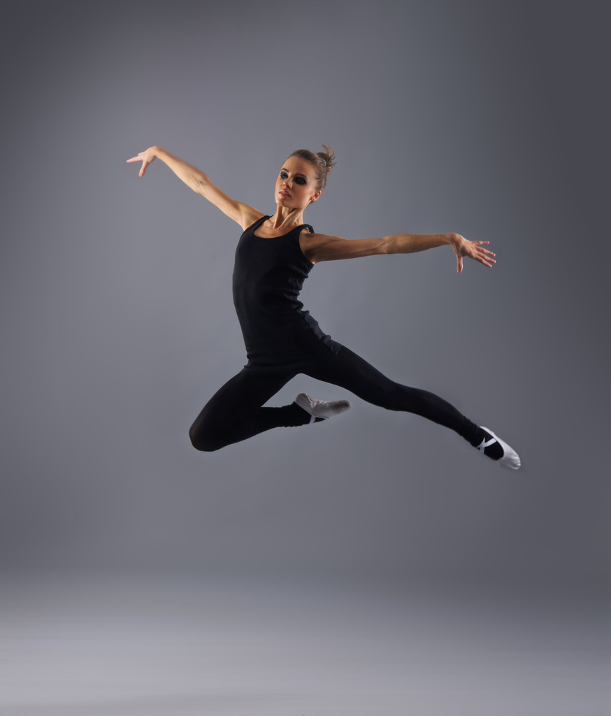 Jovem, atraente, desportivo e sexy moderno dançarino pulando sobre fundo cinza
 - Foto, Imagem