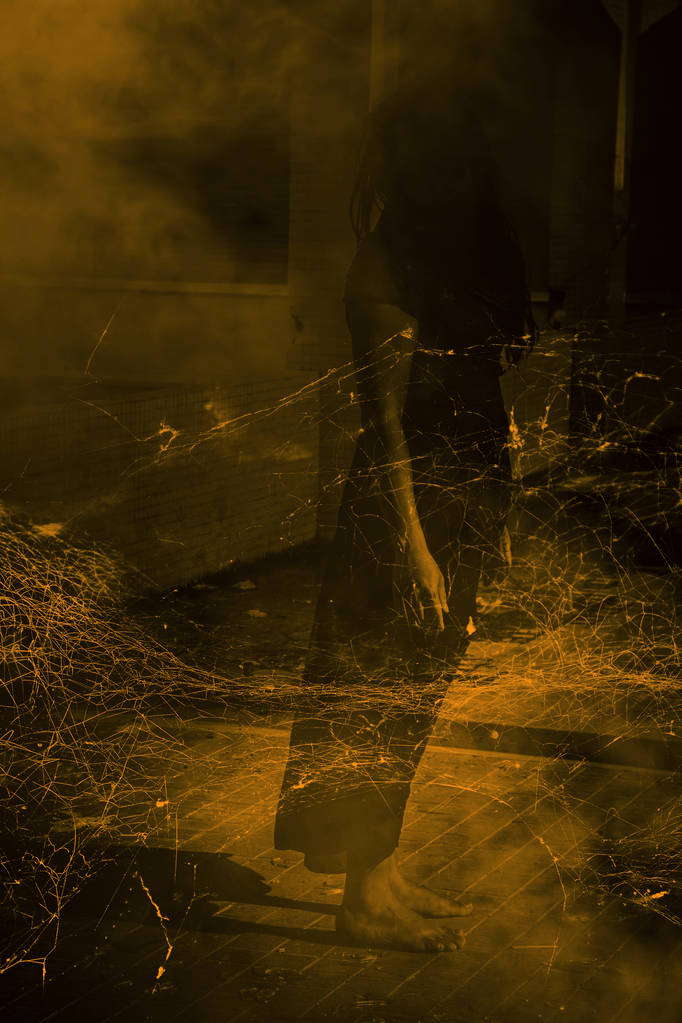 Φάντασμα στο στοιχειωμένο σπίτι, τρομακτικό φόντο για το εξώφυλλο του βιβλίου - Φωτογραφία, εικόνα