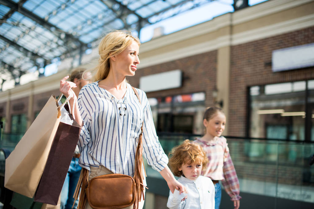 mère avec des enfants marchant dans le centre commercial
 - Photo, image