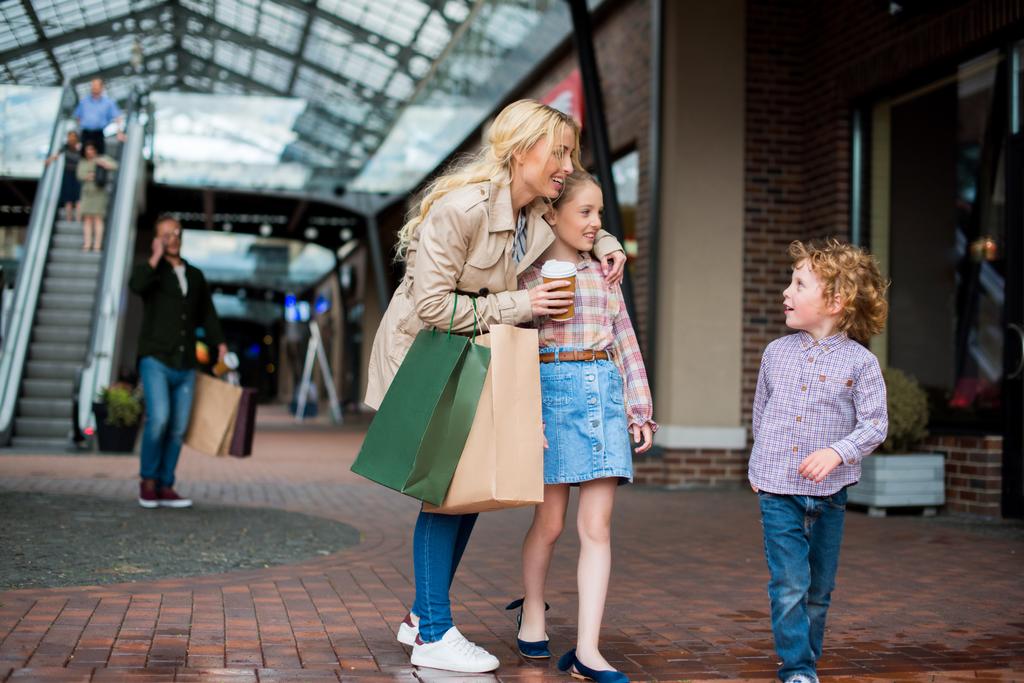 ショッピング モールの子供と母 - 写真・画像