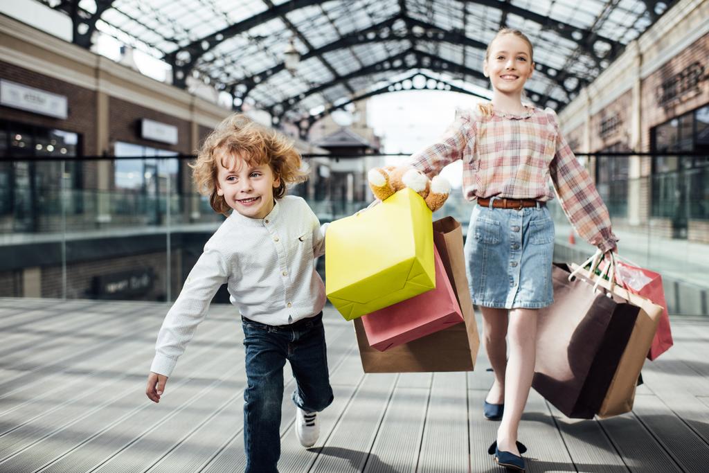 Boldog gyermekek gazdaság bevásárló táskák   - Fotó, kép