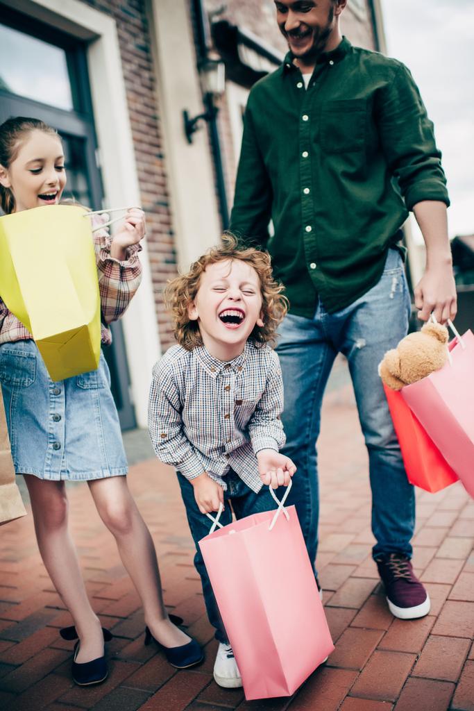 alışveriş torbaları tutarak gelen heyecanlı çocuk - Fotoğraf, Görsel