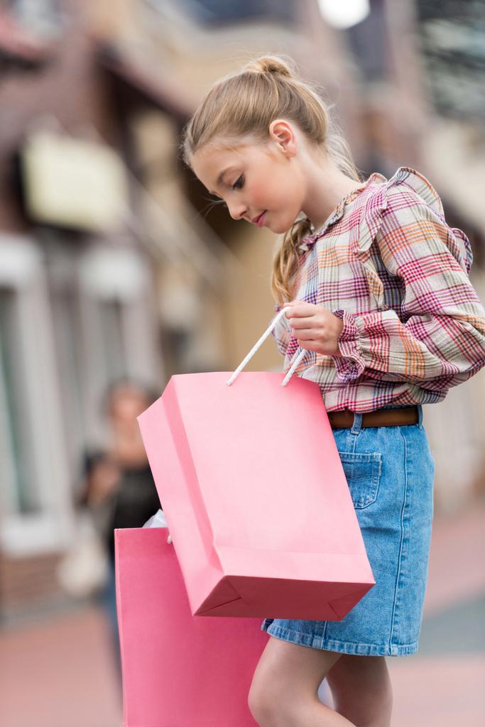 Κορίτσι που κρατάει τσάντες για ψώνια - Φωτογραφία, εικόνα