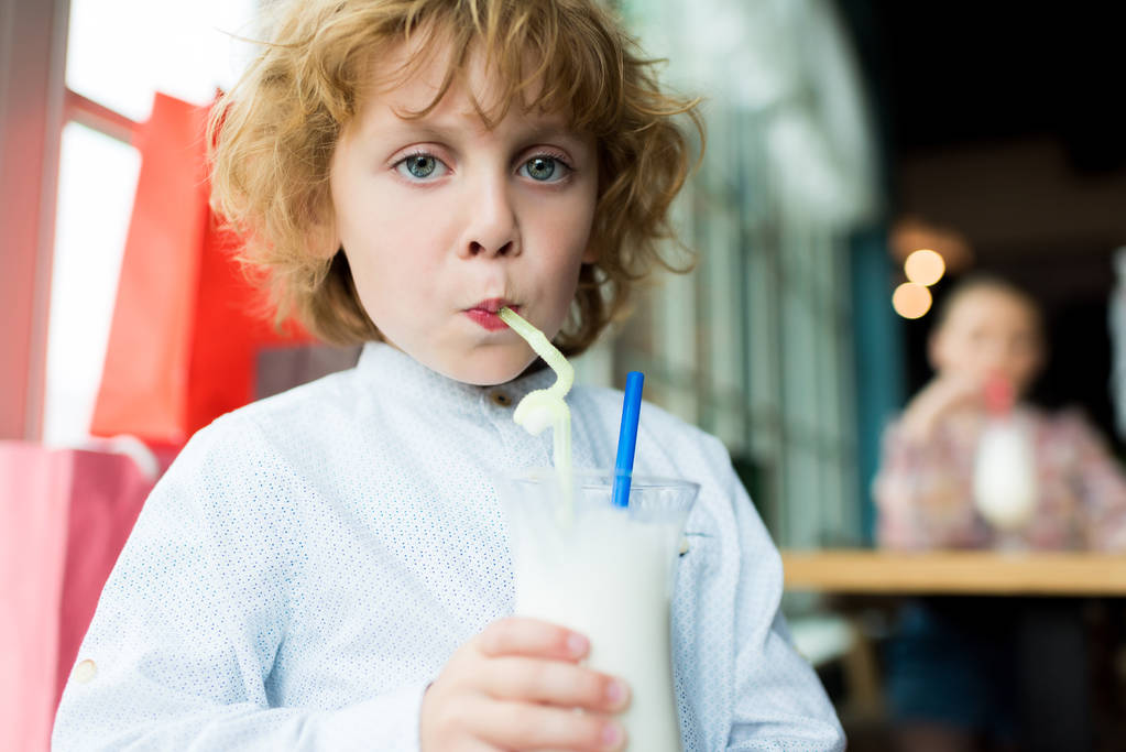 menino bebendo milkshake
  - Foto, Imagem