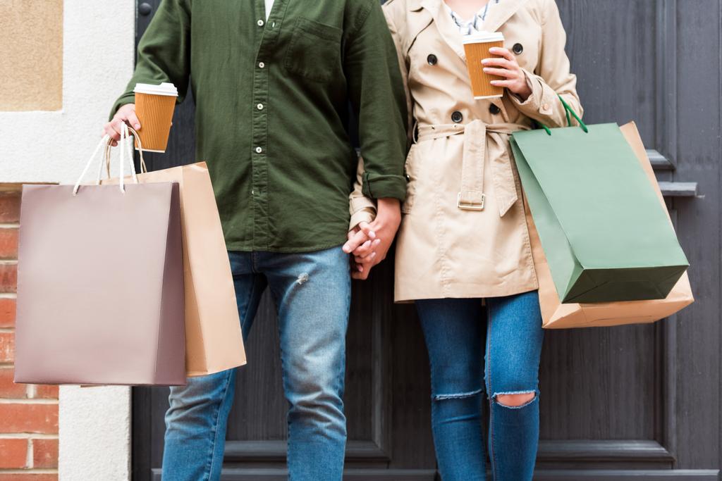 ζευγάρι με Τσάντες για ψώνια στην οδό - Φωτογραφία, εικόνα