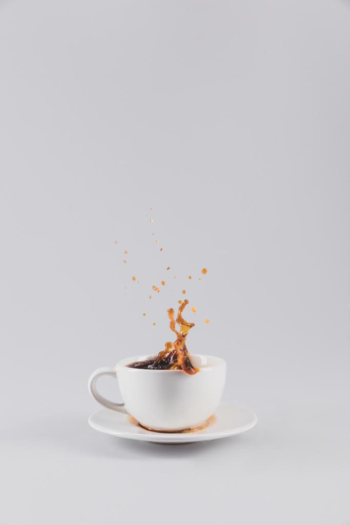fehér kávéscsésze csobbanás - Fotó, kép
