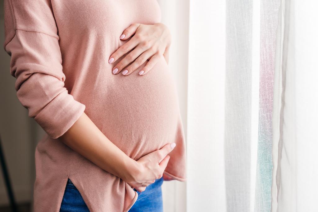 Беременная женщина трогает живот - Фото, изображение