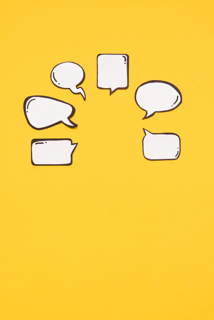 Varias burbujas de habla en blanco
 - Foto, imagen