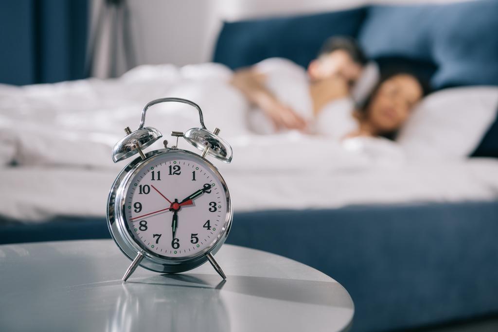 Reloj despertador en el dormitorio
  - Foto, Imagen