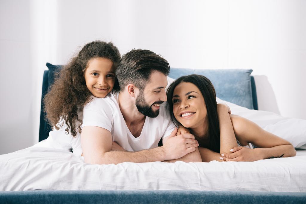 szczęśliwą rodzinę w sypialni  - Zdjęcie, obraz