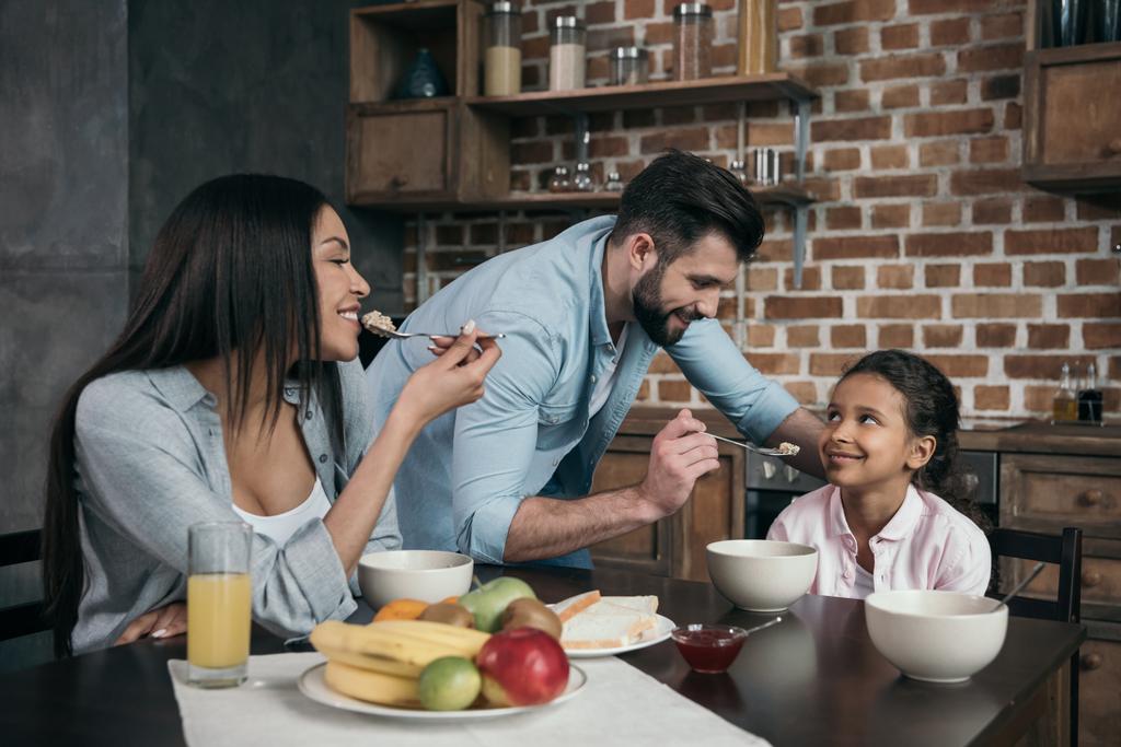 Familia desayunando en casa - Foto, imagen