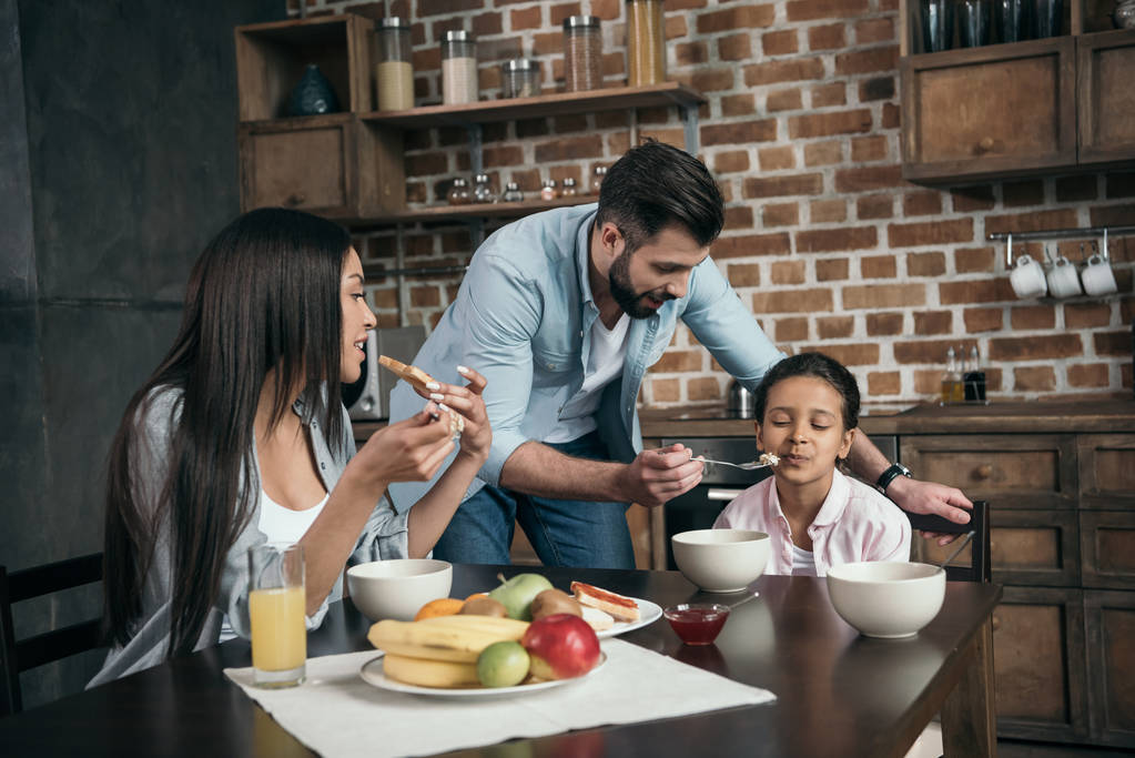 家で朝食をとる家族 - 写真・画像