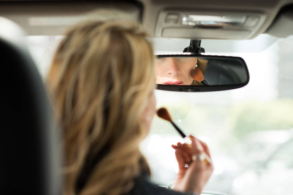 mulher aplicando maquiagem no carro - Foto, Imagem
