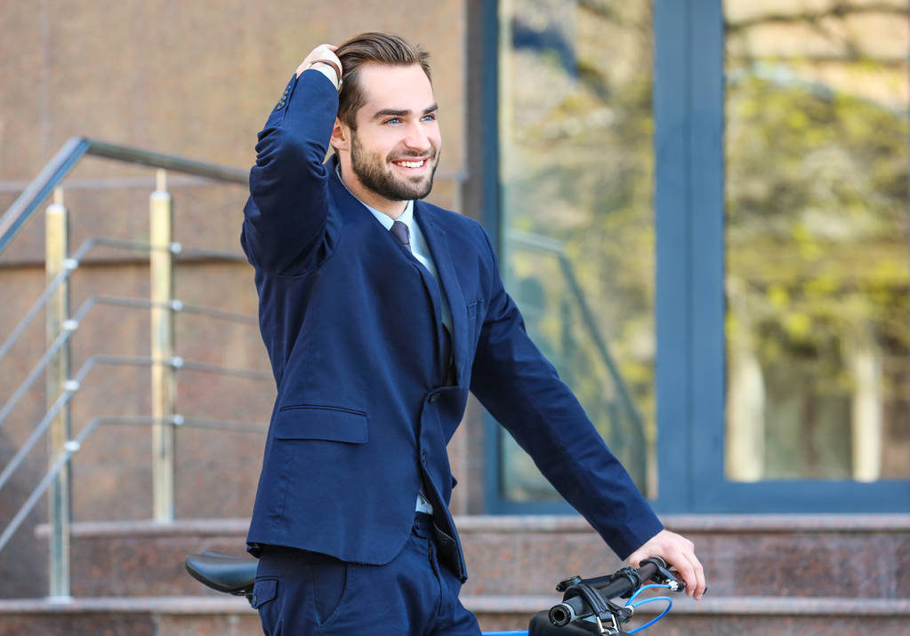 Joven hombre de negocios con bicicleta  - Foto, imagen