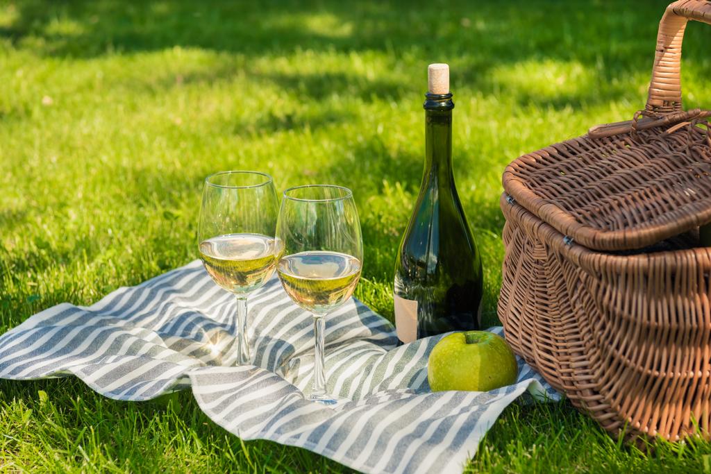 ピクニック バスケットとワインのグラス - 写真・画像