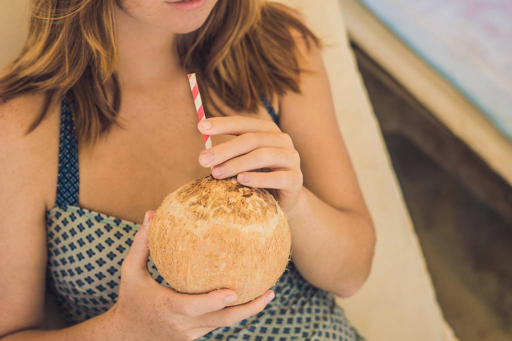 Mujer joven bebiendo leche de coco
  - Foto, Imagen
