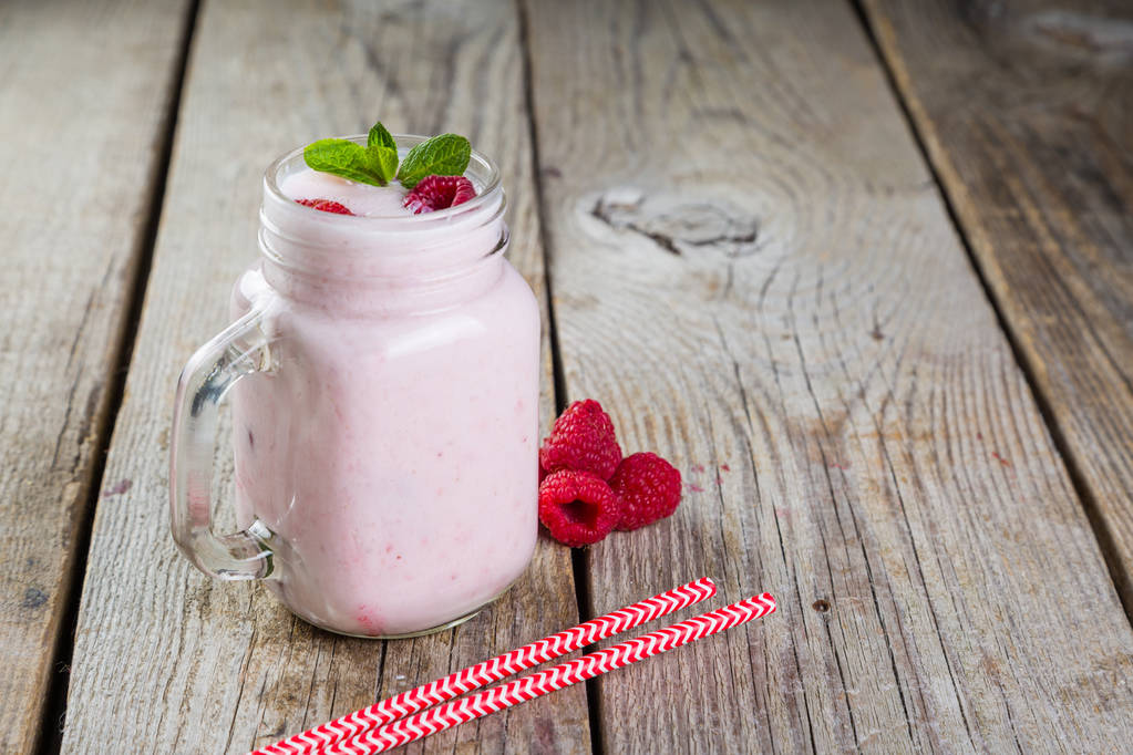 Málna jogurt smoothie üvegedénybe - Fotó, kép