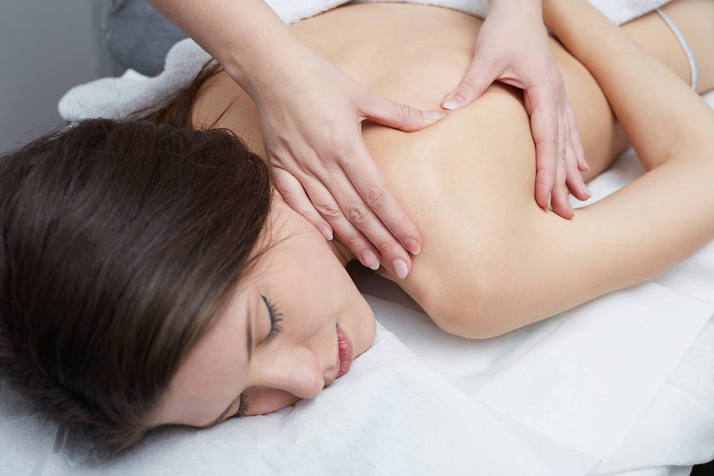 mujer teniendo masaje relajante en su espalda
  - Foto, imagen