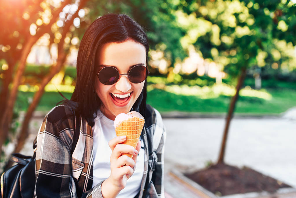μελαχρινή κοπέλα Απολαύστε παγωτό - Φωτογραφία, εικόνα