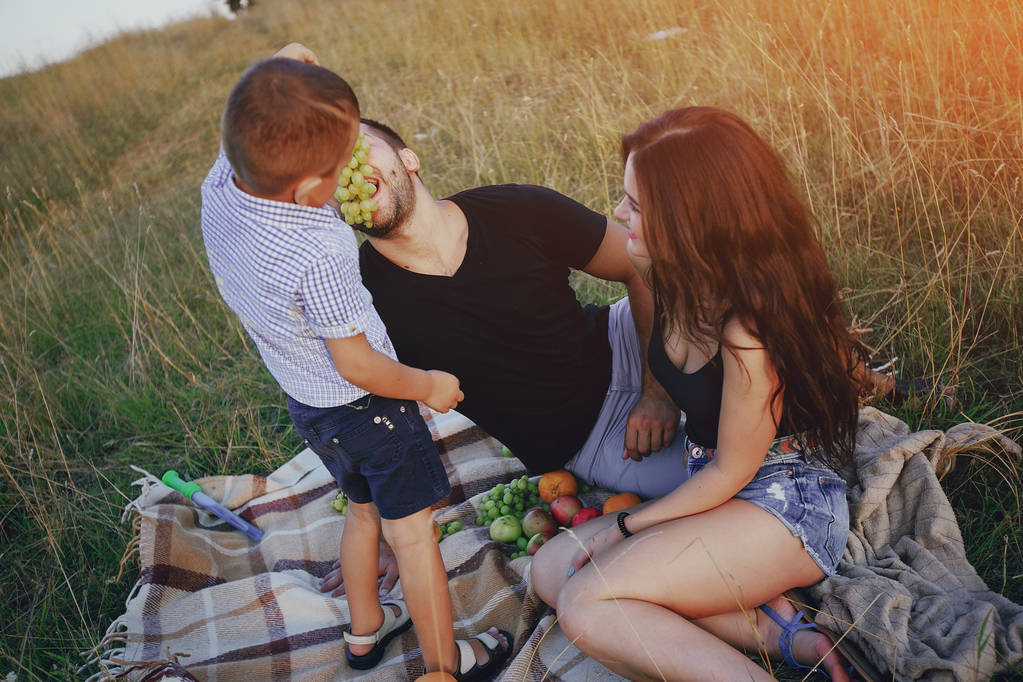 νεαρή οικογένεια με ένα παιδί να διασκεδάσουν σε εξωτερικούς χώρους - Φωτογραφία, εικόνα