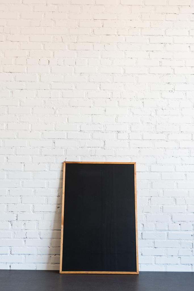 Quadro negro em moldura de madeira
 - Foto, Imagem