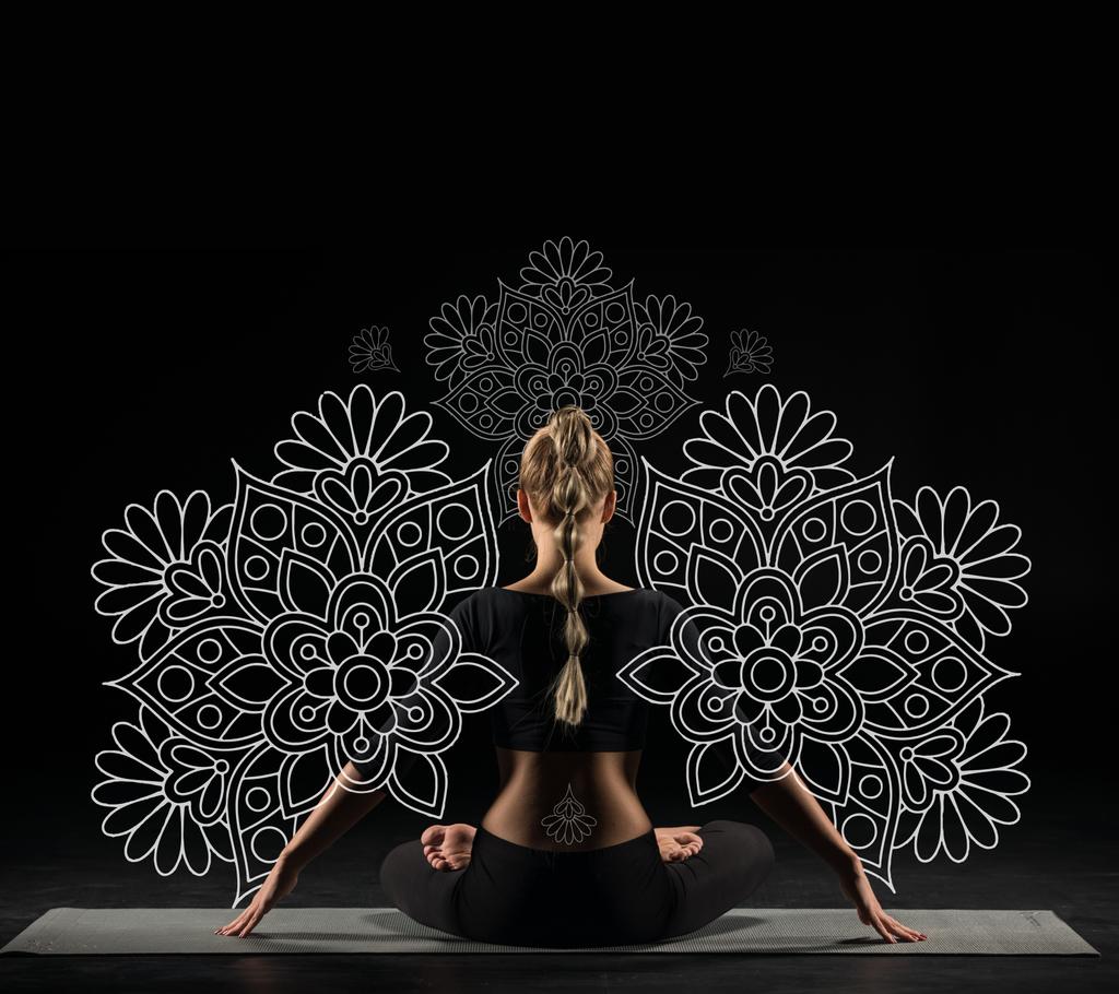 Lotus-asennossa istuva nainen - Valokuva, kuva