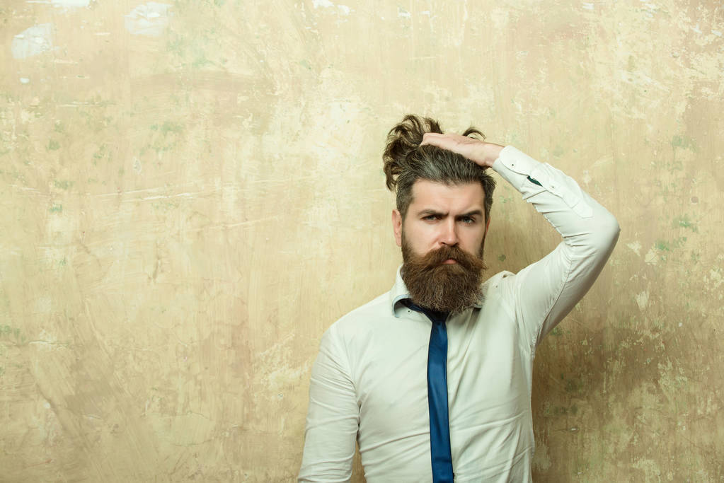 бородатий чоловік або хіпстер з довгою бородою на серйозному обличчі
 - Фото, зображення