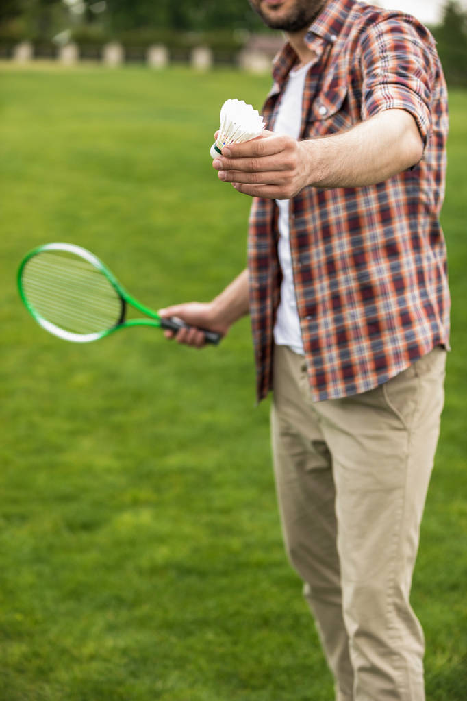 Homem a jogar badminton
  - Foto, Imagem
