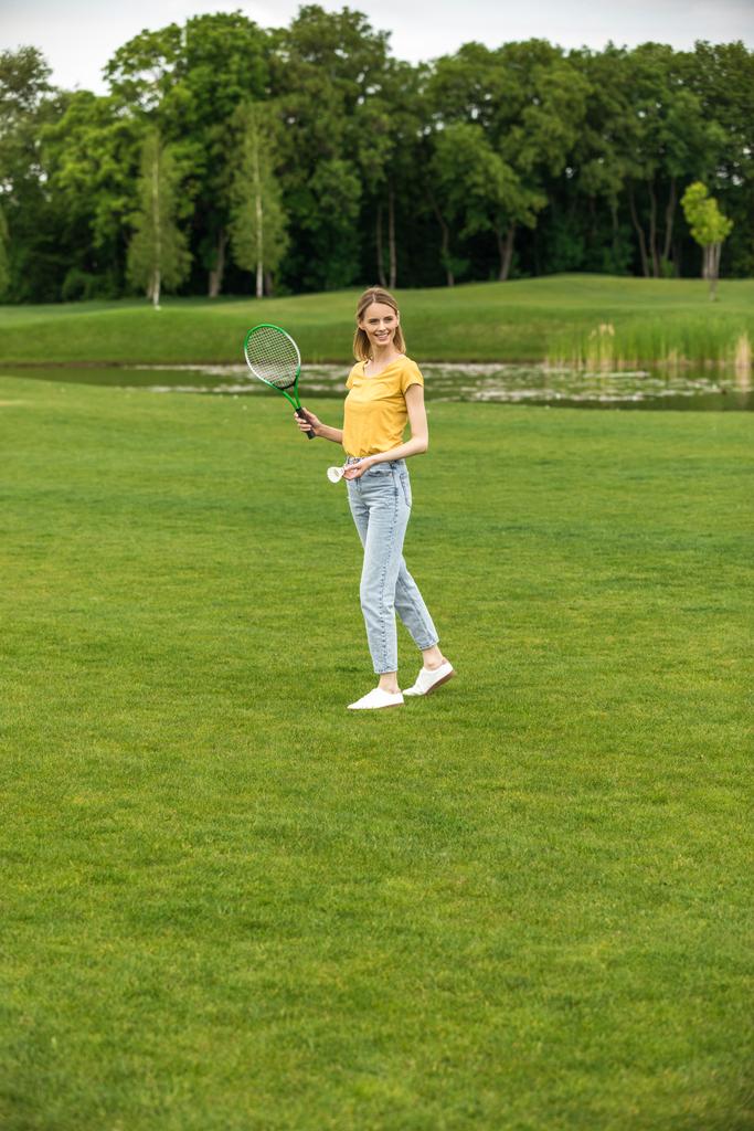 Femme jouant au badminton
 - Photo, image