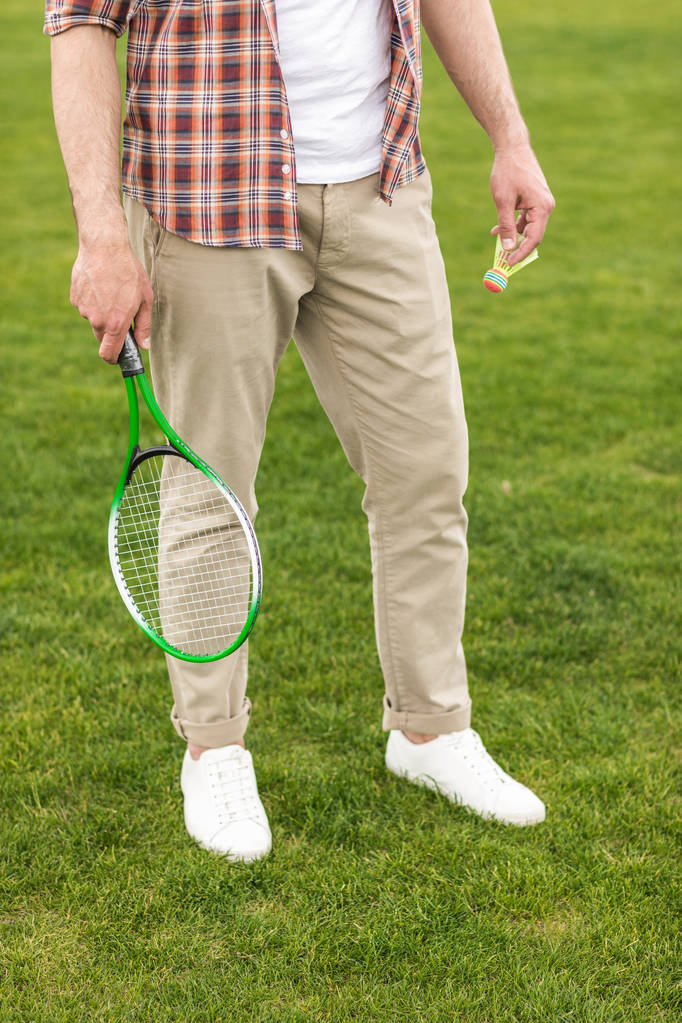 Uomo che gioca a badminton
  - Foto, immagini