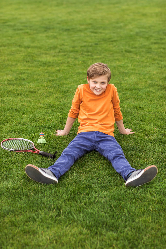 menino com equipamento de badminton
  - Foto, Imagem