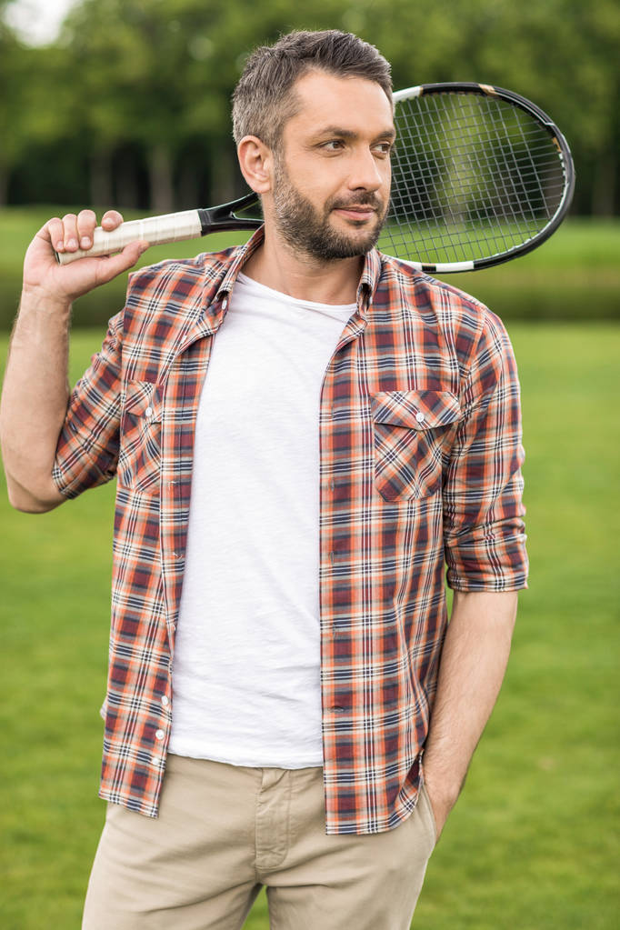 man met badminton racket  - Foto, afbeelding