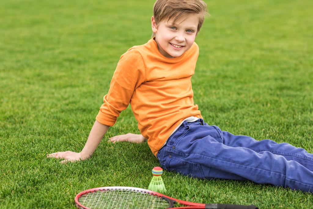 Junge mit Badmintonausrüstung  - Foto, Bild