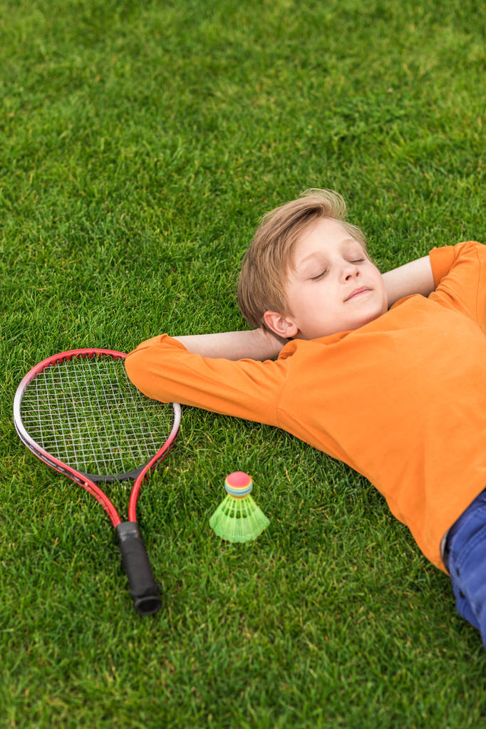 jongen met badminton-uitrusting  - Foto, afbeelding