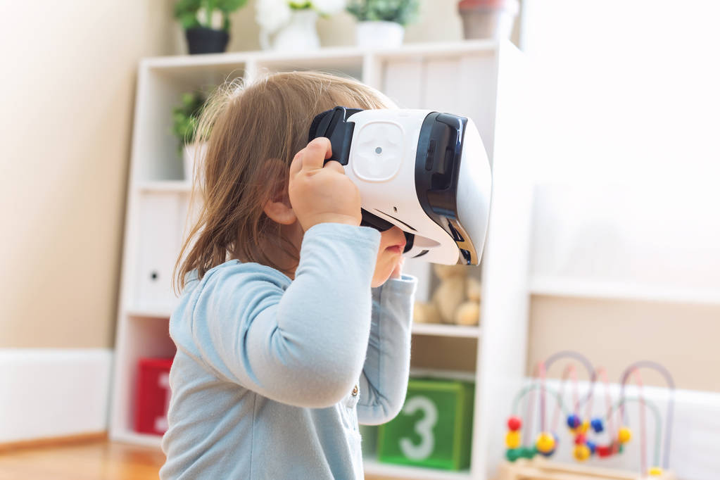 Kisgyermek lány segítségével egy virtuális-valóság sisak - Fotó, kép