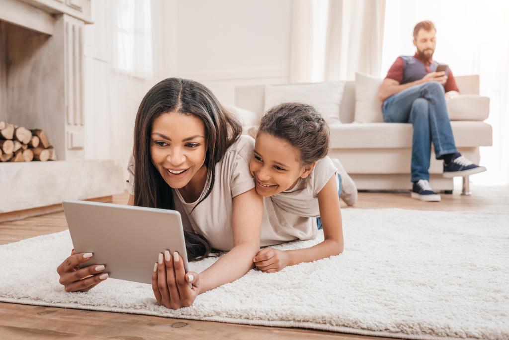 Семья с цифровым планшетом дома - Фото, изображение