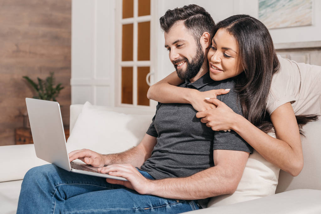 Paar mit Laptop zu Hause - Foto, Bild
